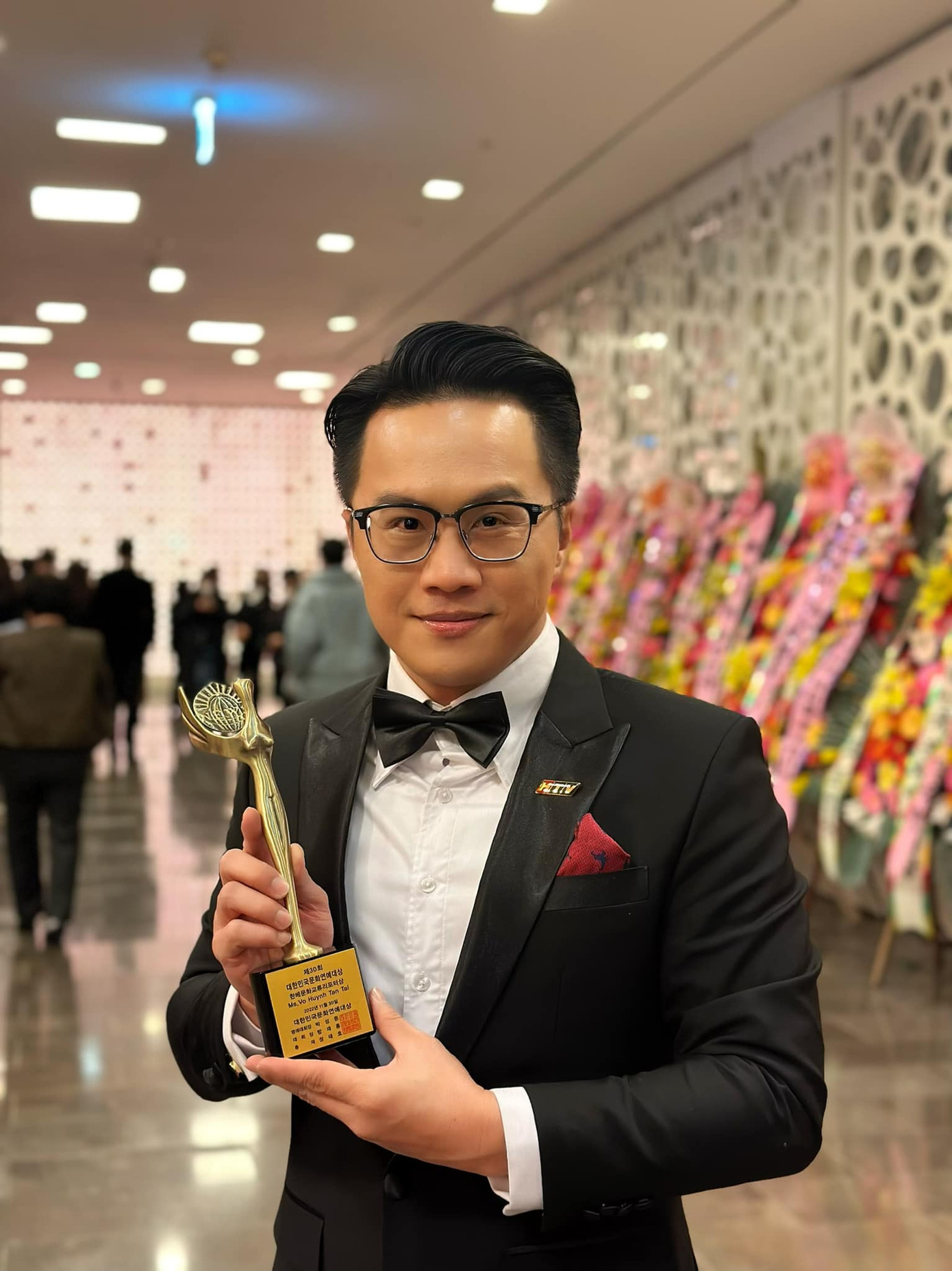BTV-MC Tấn Tài cùng giải thưởng Vietnam Best Influencer Award tại Lễ trao Giải Văn hóa - Giải trí Hàn Quốc 2022.