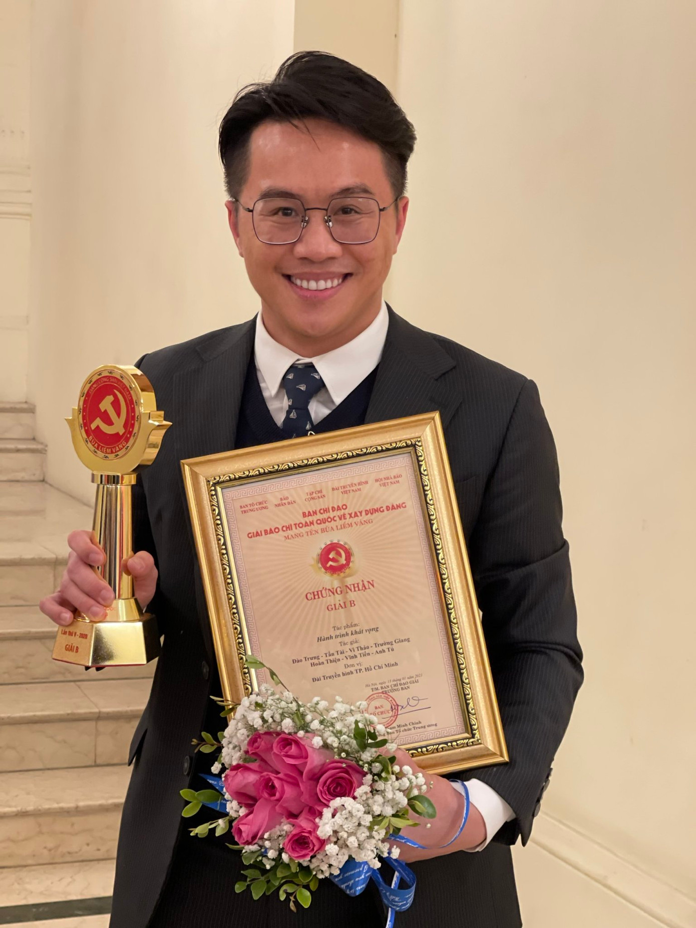 BTV-MC Tấn Tài và ekip nhận Giải B Báo chí về xây dựng Đảng - Búa liềm vàng 2020, loạt phim tài liệu “Hành trình khát vọng”.