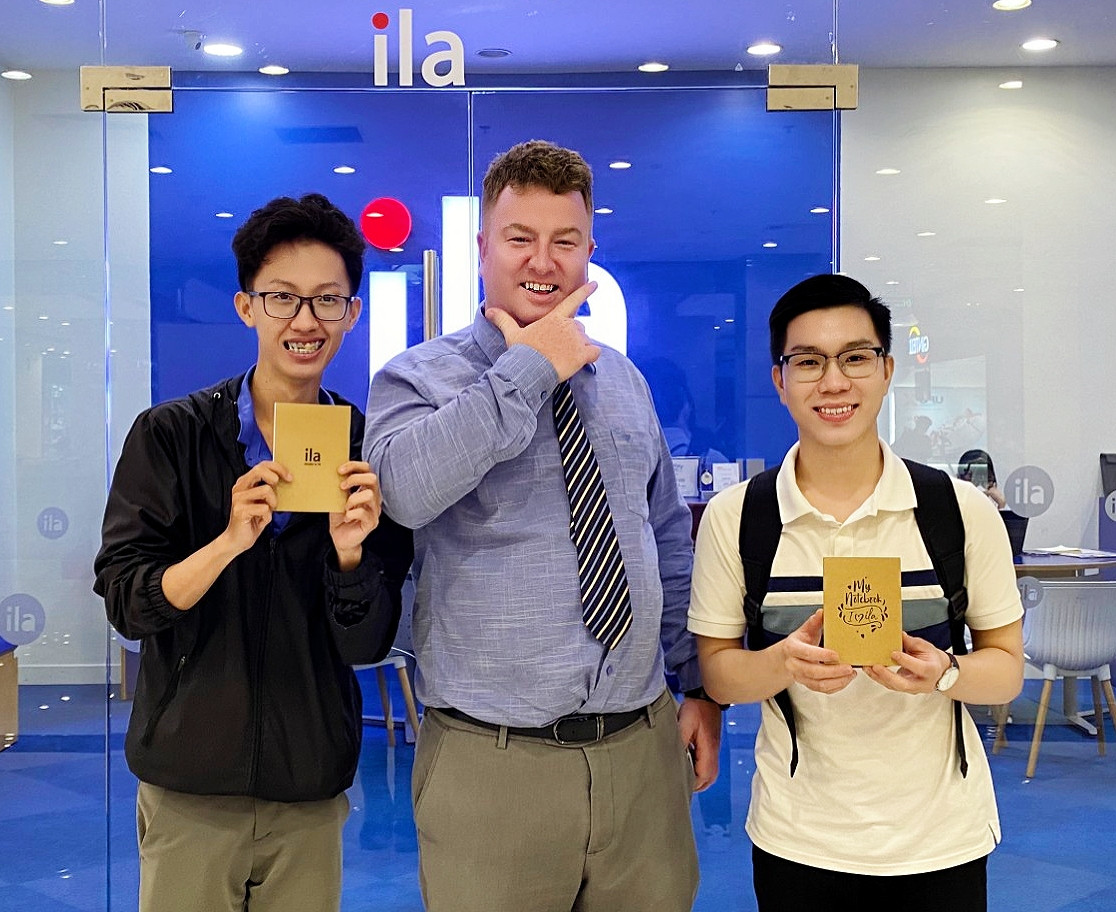 Quang Phú (ngoài cùng bên trái) trong buổi học kỹ năng hùng biện tiếng Anh ở trung tâm cùng với thầy giáo. Quang Phú (ngoài cùng bên trái) trong buổi học kỹ năng hùng biện tiếng Anh ở trung tâm cùng với thầy giáo.