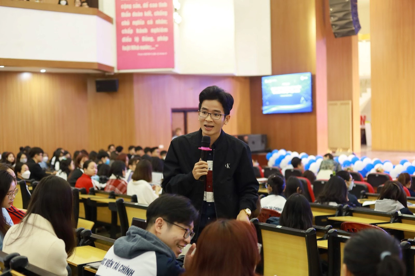 Các bạn sinh viên Học viện Tài chính hào hứng giao lưu, chia sẻ trong chương trình. Các bạn sinh viên Học viện Tài chính hào hứng giao lưu, chia sẻ trong chương trình.