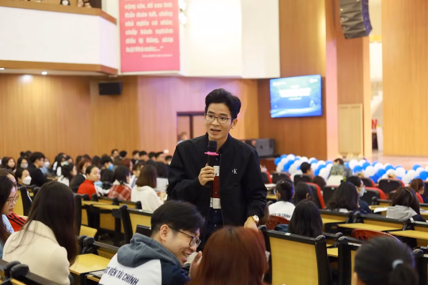 Các bạn sinh viên Học viện Tài chính hào hứng giao lưu, chia sẻ trong chương trình. Các bạn sinh viên Học viện Tài chính hào hứng giao lưu, chia sẻ trong chương trình.