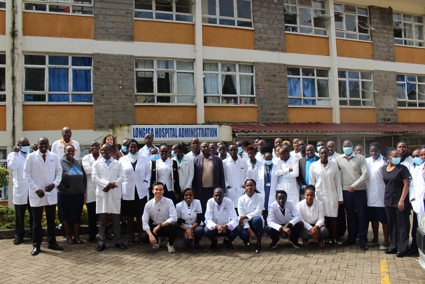 Hiếu cùng tập thể bác sĩ tại bệnh viện ở Kenya.