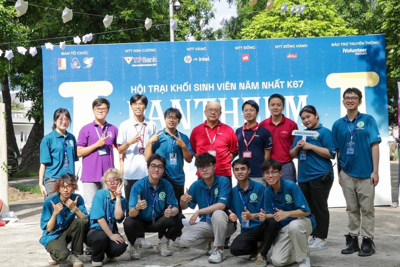 Hải Anh tham gia Ban Tổ chức Hội trại Khối sinh viên năm nhất K67 chụp ảnh lưu niệm cùng Giám đốc Đại học. Hải Anh tham gia Ban Tổ chức Hội trại Khối sinh viên năm nhất K67 chụp ảnh lưu niệm cùng Giám đốc Đại học.