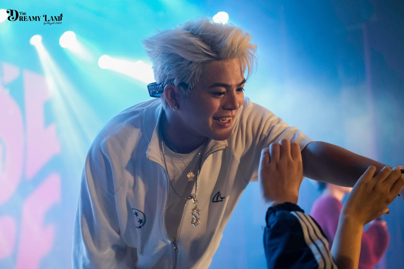 Anh chàng ca sĩ/rapper Rhyder đã khuấy động bầu không khí của đêm chào tân. Cả hội trường hướng hết ánh nhìn về phía sân khấu. Nguồn (BTC Spotlight 2023)