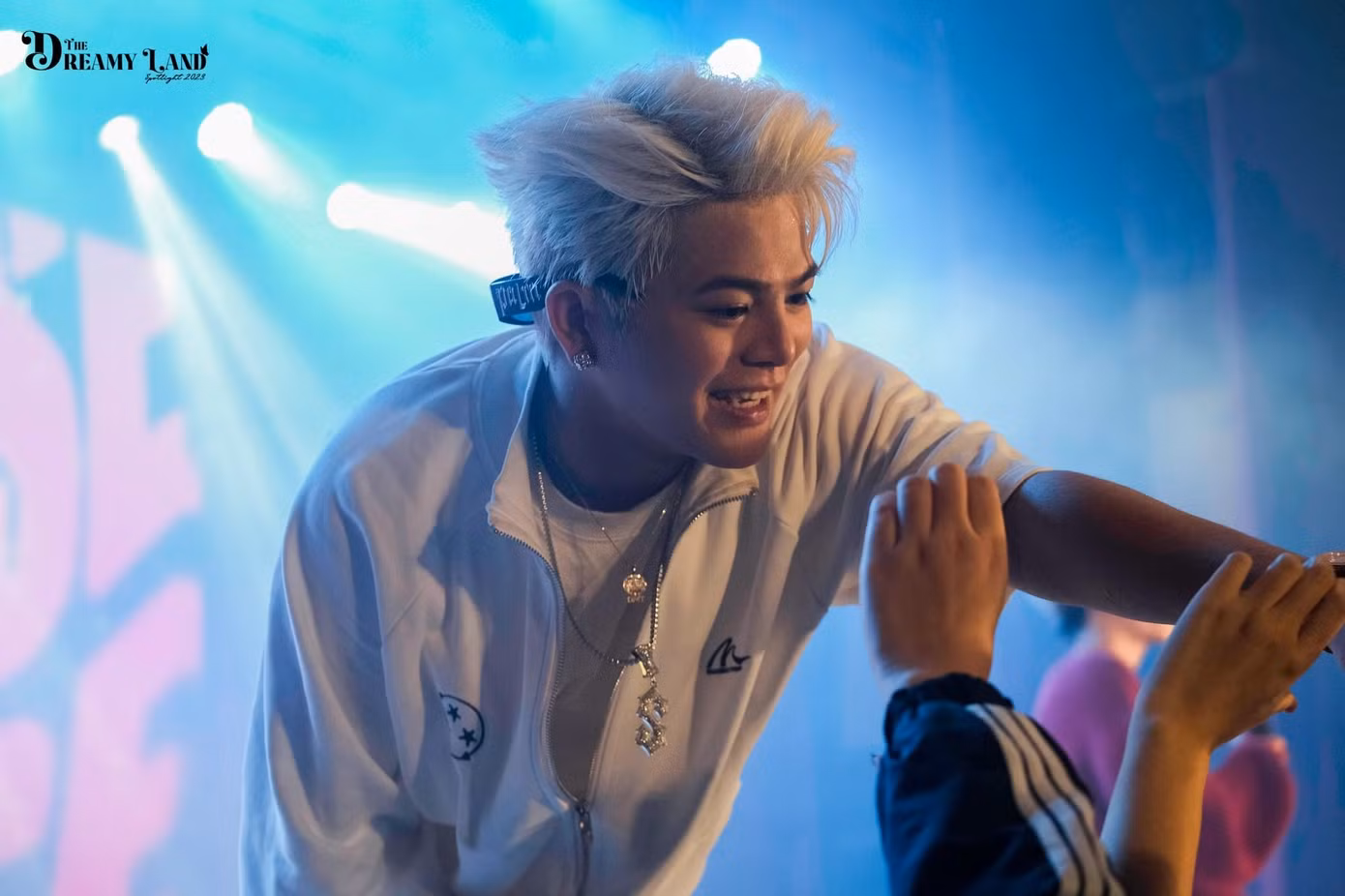 Anh chàng ca sĩ/rapper Rhyder đã khuấy động bầu không khí của đêm chào tân. Cả hội trường hướng hết ánh nhìn về phía sân khấu. Nguồn (BTC Spotlight 2023)