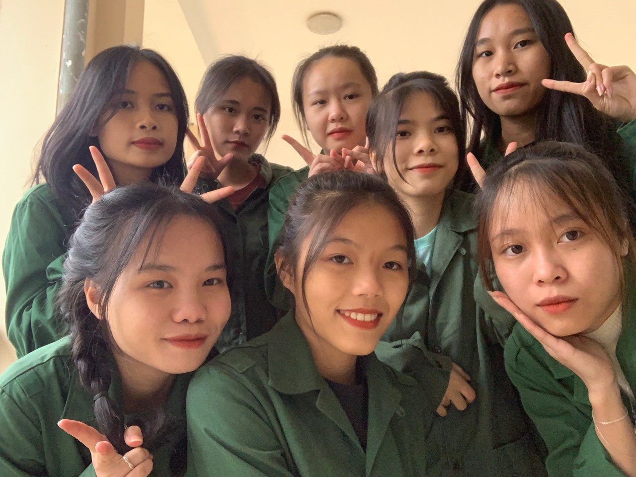 Sau khi kết thúc kỳ học Quân sự, Nga được về quê đón Tết cùng gia đình, người thân của mình.