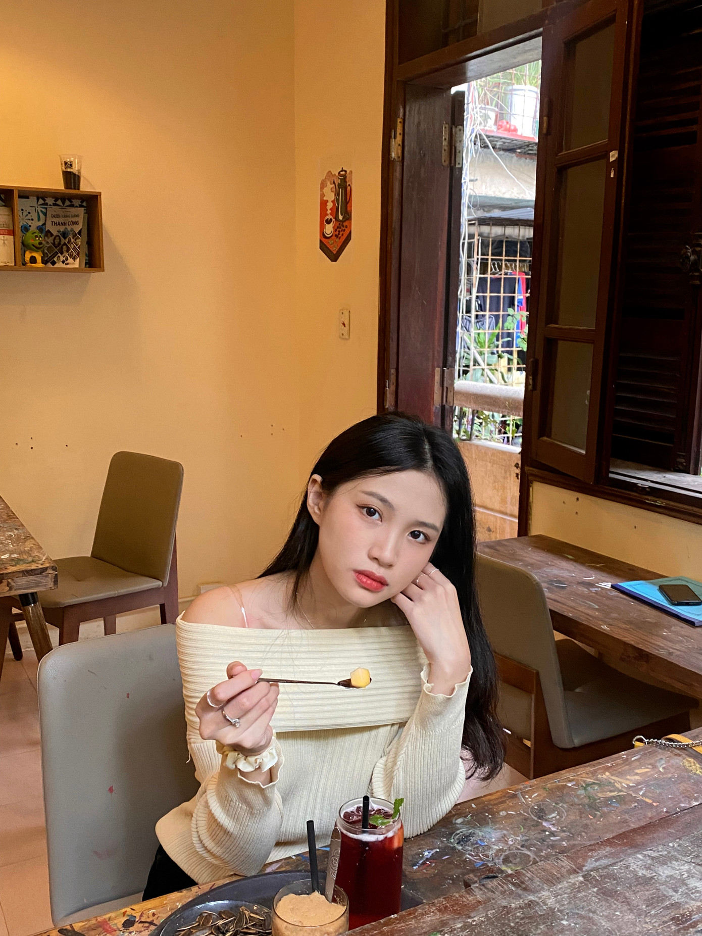 Nguyễn Lê Phương Nga (sinh năm 2001) là sinh viên năm cuối lớp Quản trị kinh doanh 61E chuyên ngành Quản trị kinh doanh, Trường Đại học Kinh tế Quốc dân.