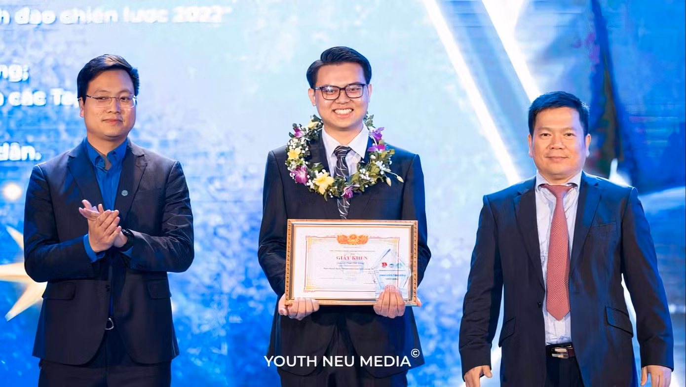 Giang nhận Danh hiệu Sinh viên tiêu biểu NEU năm 2022.