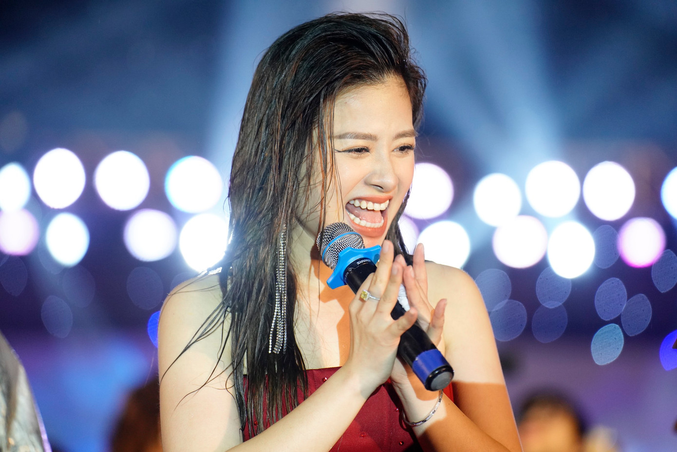 Khách mời đặc biệt xuất hiện trong đêm chung kết Miss FBU 2023: nữ ca sĩ Dương Hoàng Yến. Khách mời đặc biệt xuất hiện trong đêm chung kết Miss FBU 2023: nữ ca sĩ Dương Hoàng Yến.