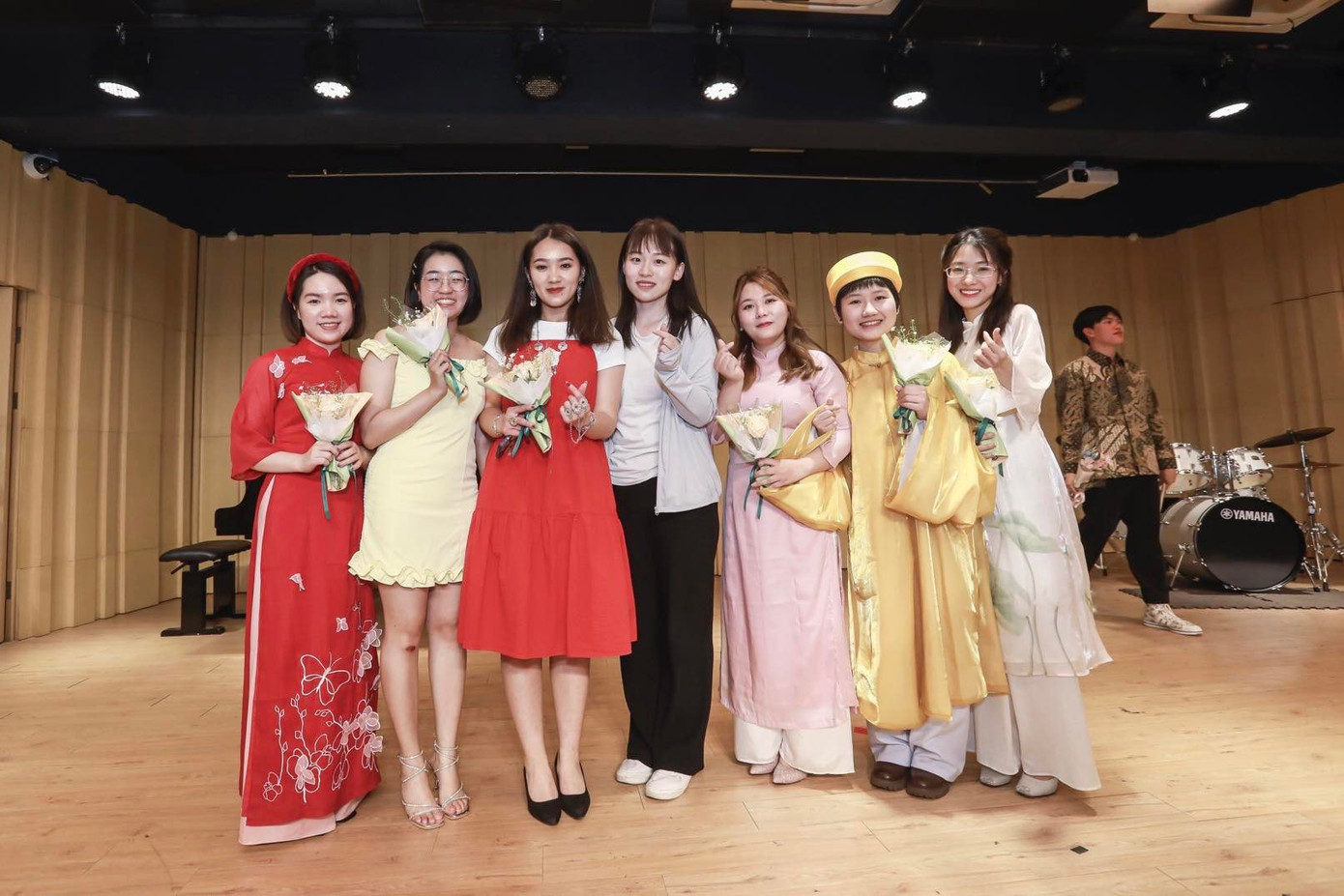 Ngọc Mai chụp chung với giảng viên phụ trách Học viện với các bạn.