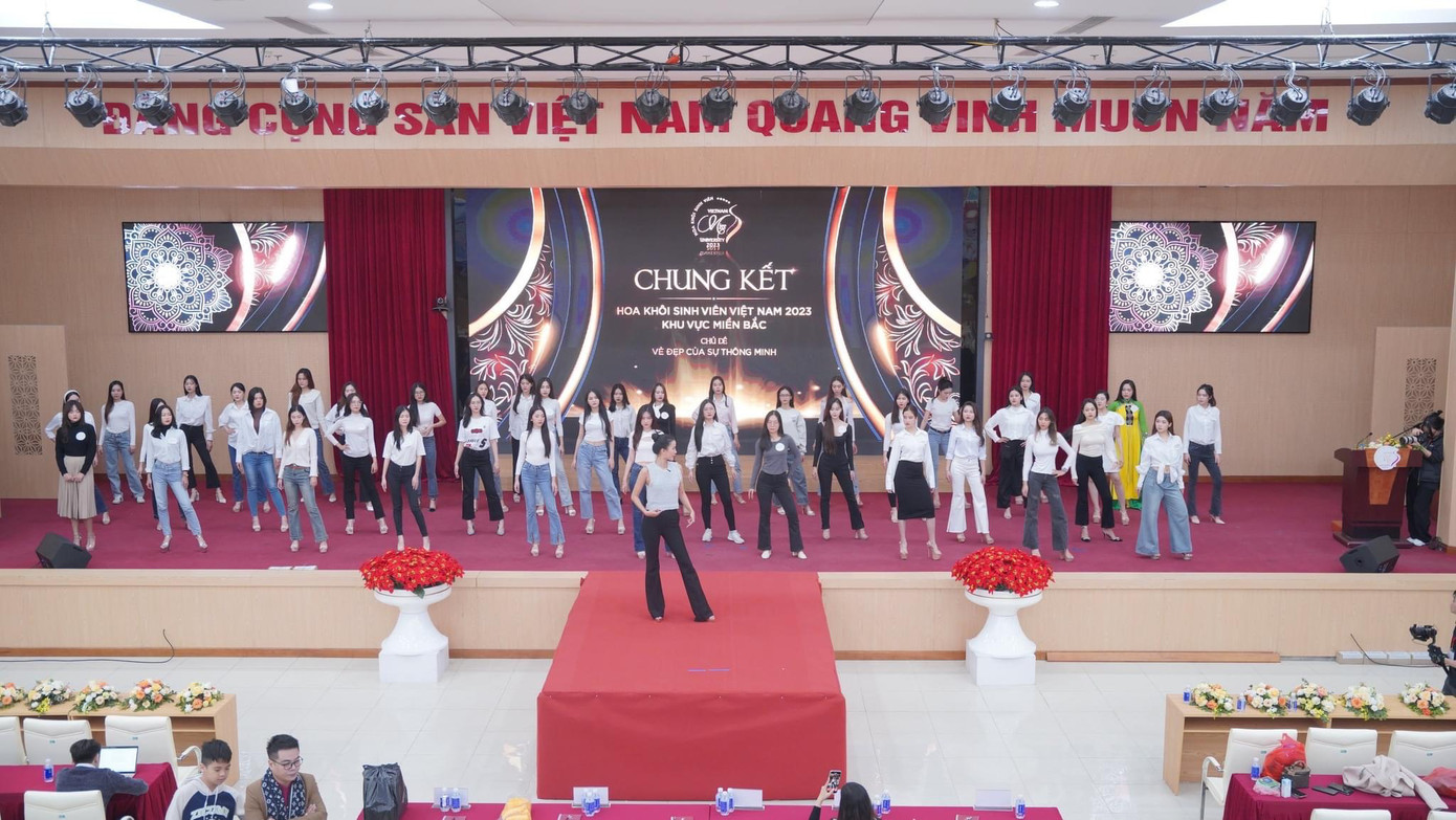 Vân Anh cùng các thí sinh được hướng dẫn tận tình từ Á hậu Hương Ly.