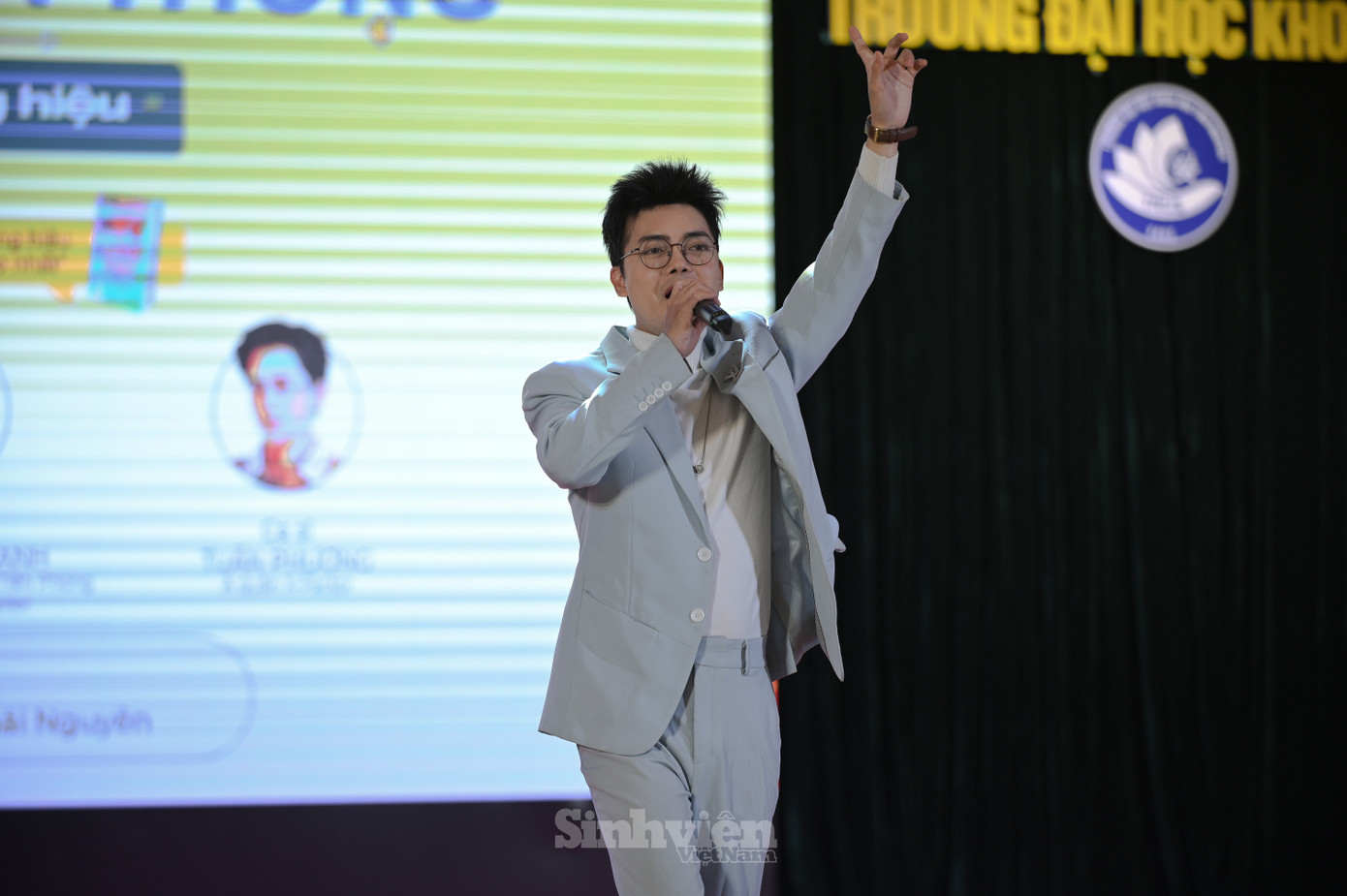 Ca sĩ Tuấn Phương – Á quân X-Factor 2016 khuấy động hội trường bằng ca khúc mới ra mắt.