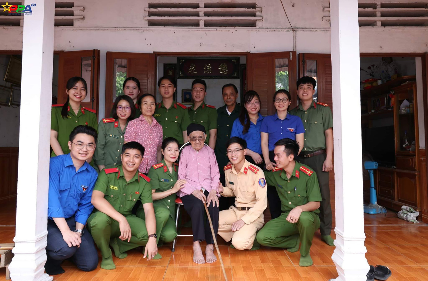 Phương Nam cùng đồng đội tham gia chương trình bữa cơm yêu thương với mẹ Việt Nam Anh hùng.