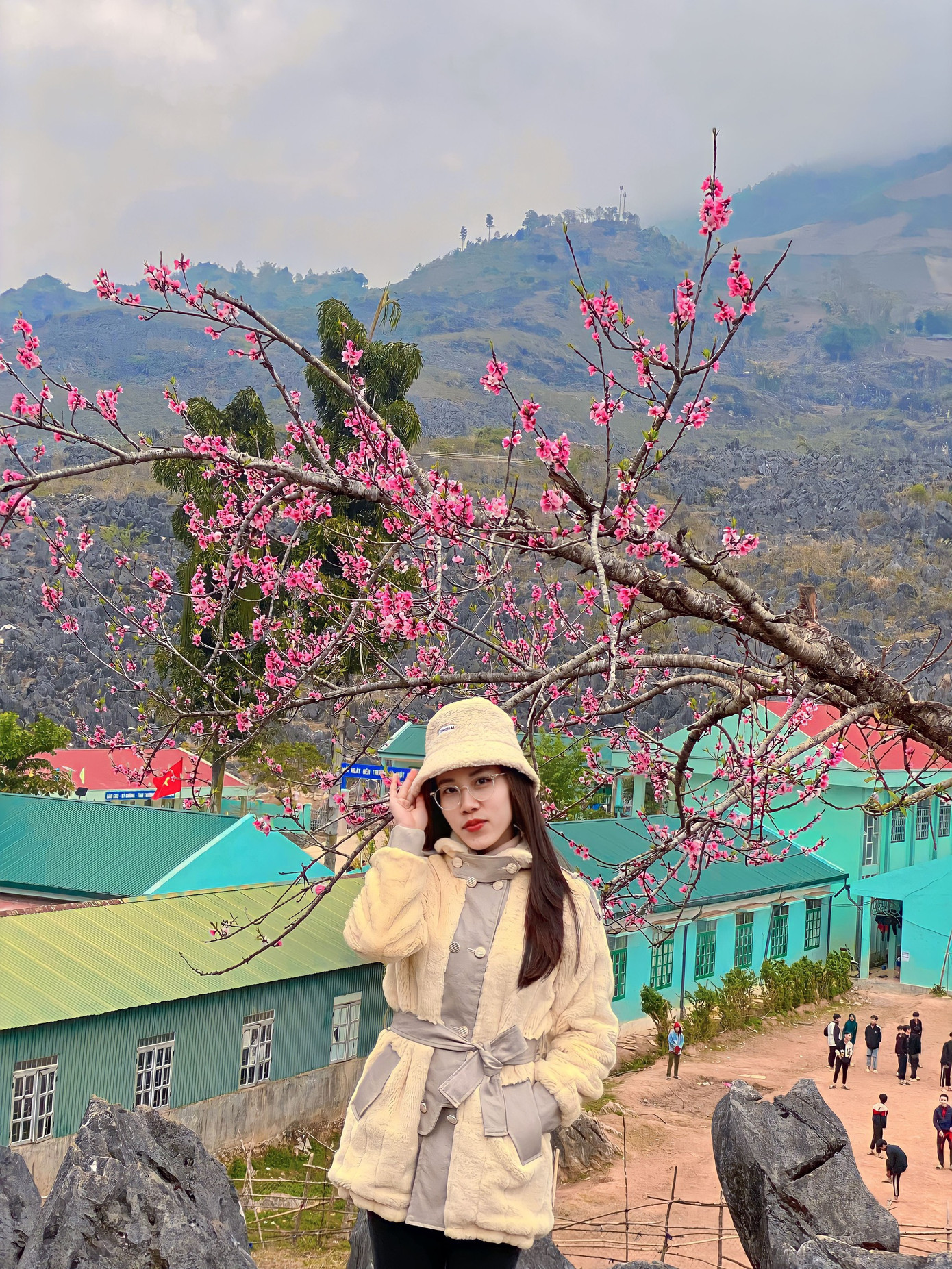 Cô luôn tận tâm, yêu thương học sinh, luôn tìm tòi, học hỏi những phương pháp giảng dạy mới, phù hợp với học sinh vùng cao. Cô luôn tận tâm, yêu thương học sinh, luôn tìm tòi, học hỏi những phương pháp giảng dạy mới, phù hợp với học sinh vùng cao.