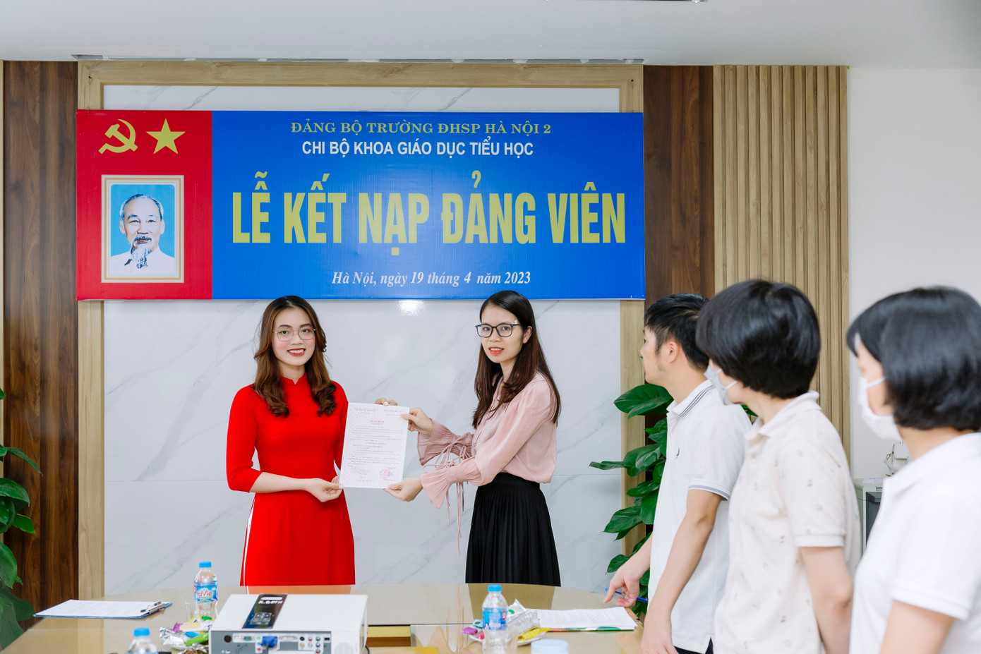 Cô Vũ Thị Tuyết - Phó Trưởng khoa Khoa Giáo dục Tiểu học trao quyết định Kết nạp Đảng cho Minh Ngọc. Cô Vũ Thị Tuyết - Phó Trưởng khoa Khoa Giáo dục Tiểu học trao quyết định Kết nạp Đảng cho Minh Ngọc.