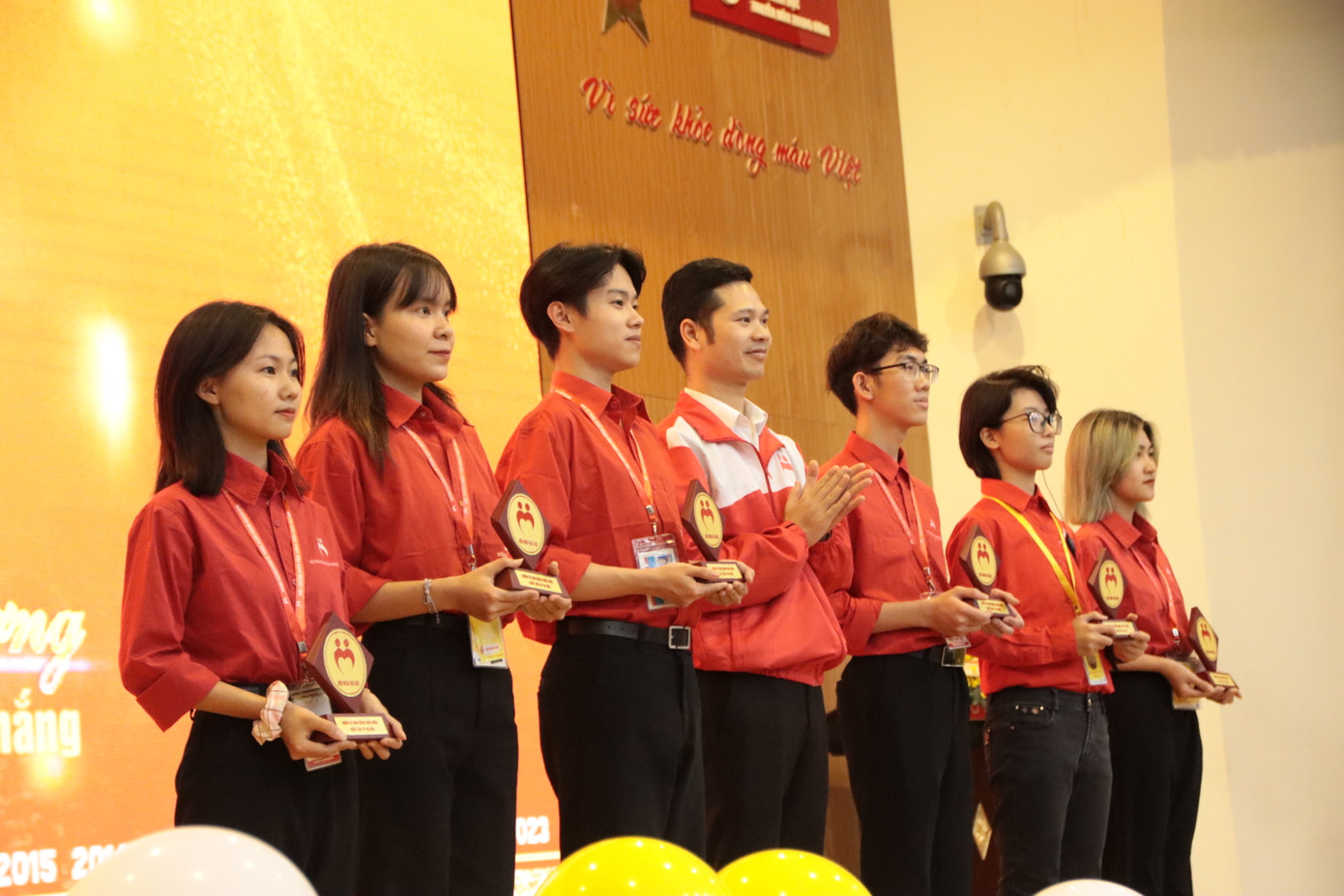 Nhận biểu trưng chiến sĩ vận động hiến máu TP Hà Nội do anh Trịnh Xuân Thuỷ - Chủ tịch Hội máu Hà Nội trao.