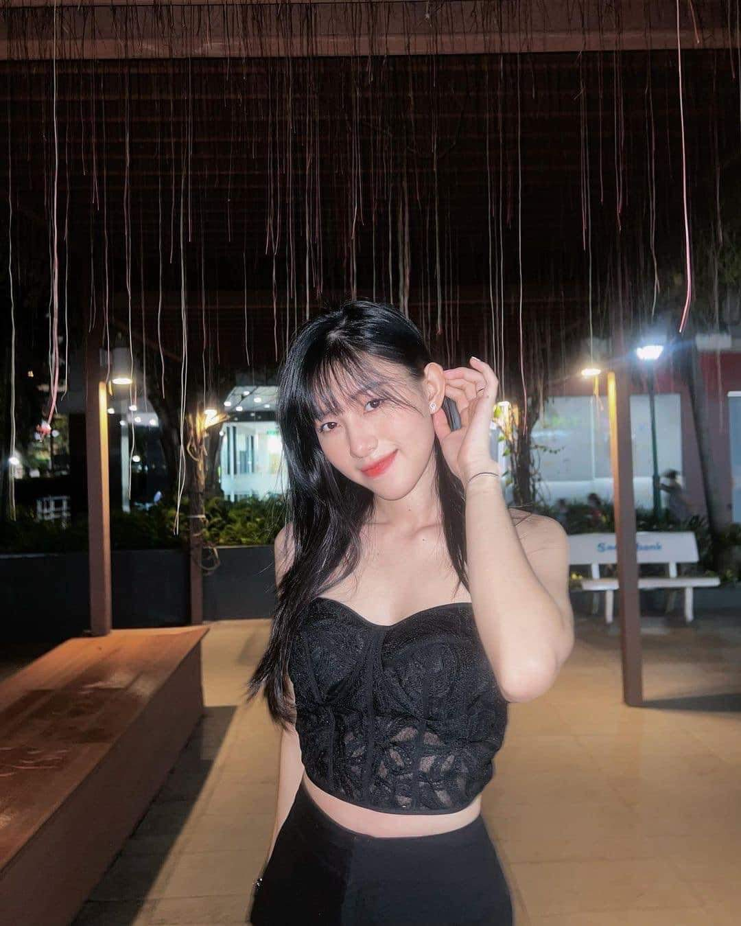 Những bức ảnh mặt mộc của Nguyễn Ngọc Trầm cũng khiến cư dân mạng trầm trồ.