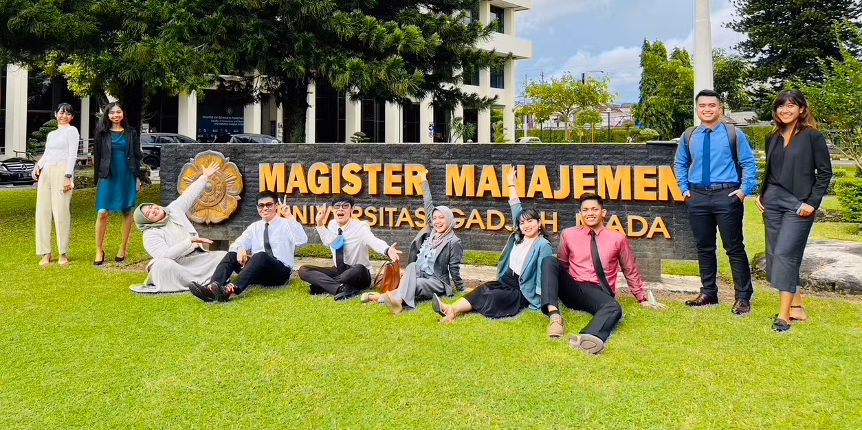 Cô cùng các bạn cùng lớp tại Đại học Gadjah Mada, Indonesia.