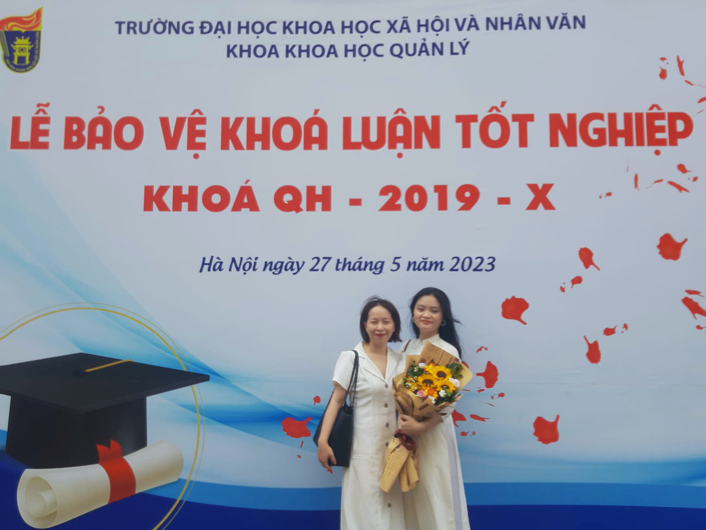 Vi Hoàn cùng giảng viên hướng dẫn khóa luận – TS. Nguyễn Thị Quỳnh Anh.