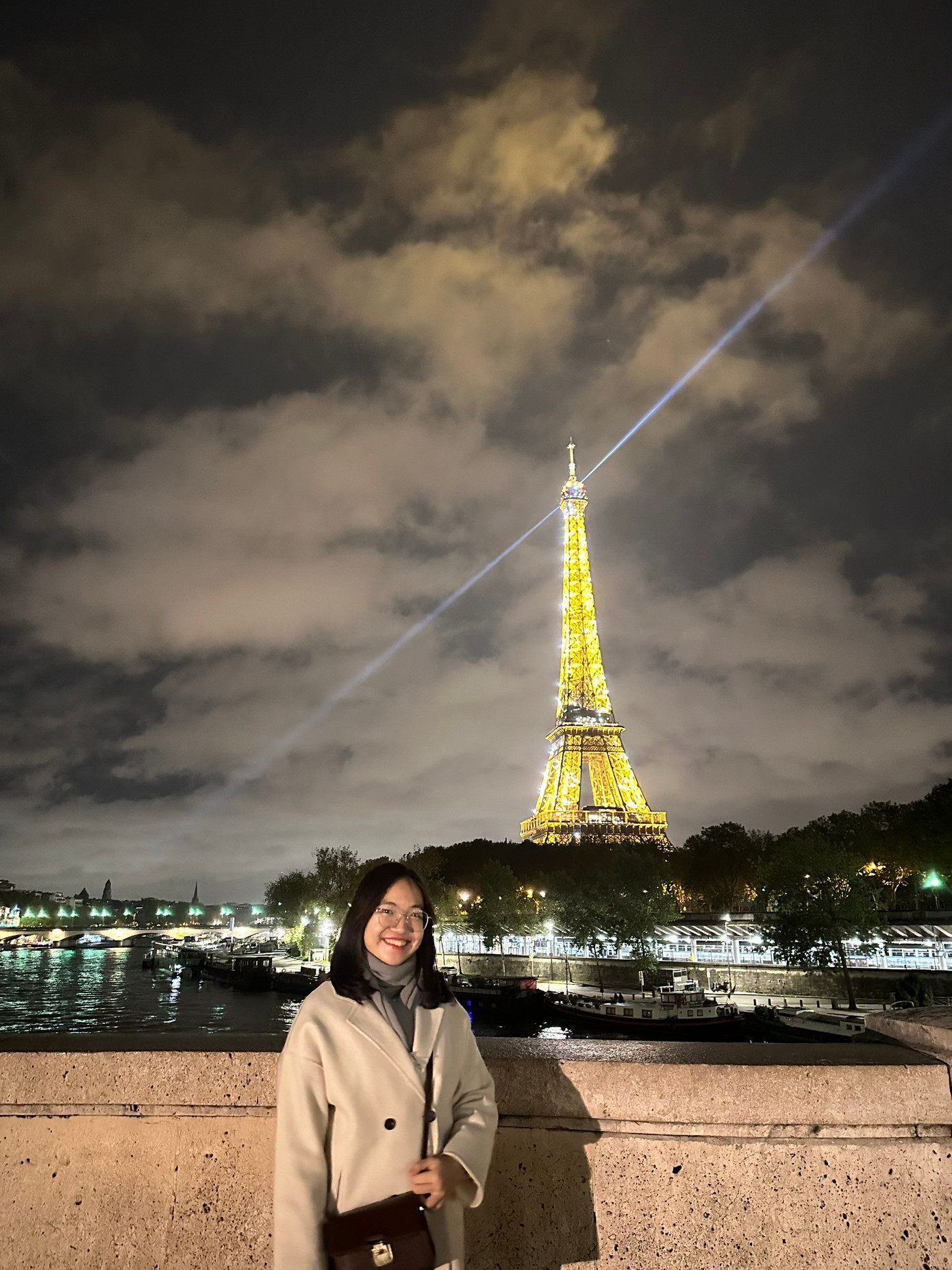 Ngoài học tập, Linh cùng bạn thân dành thời gian đặt chân đến một số quốc gia ở Châu Âu.