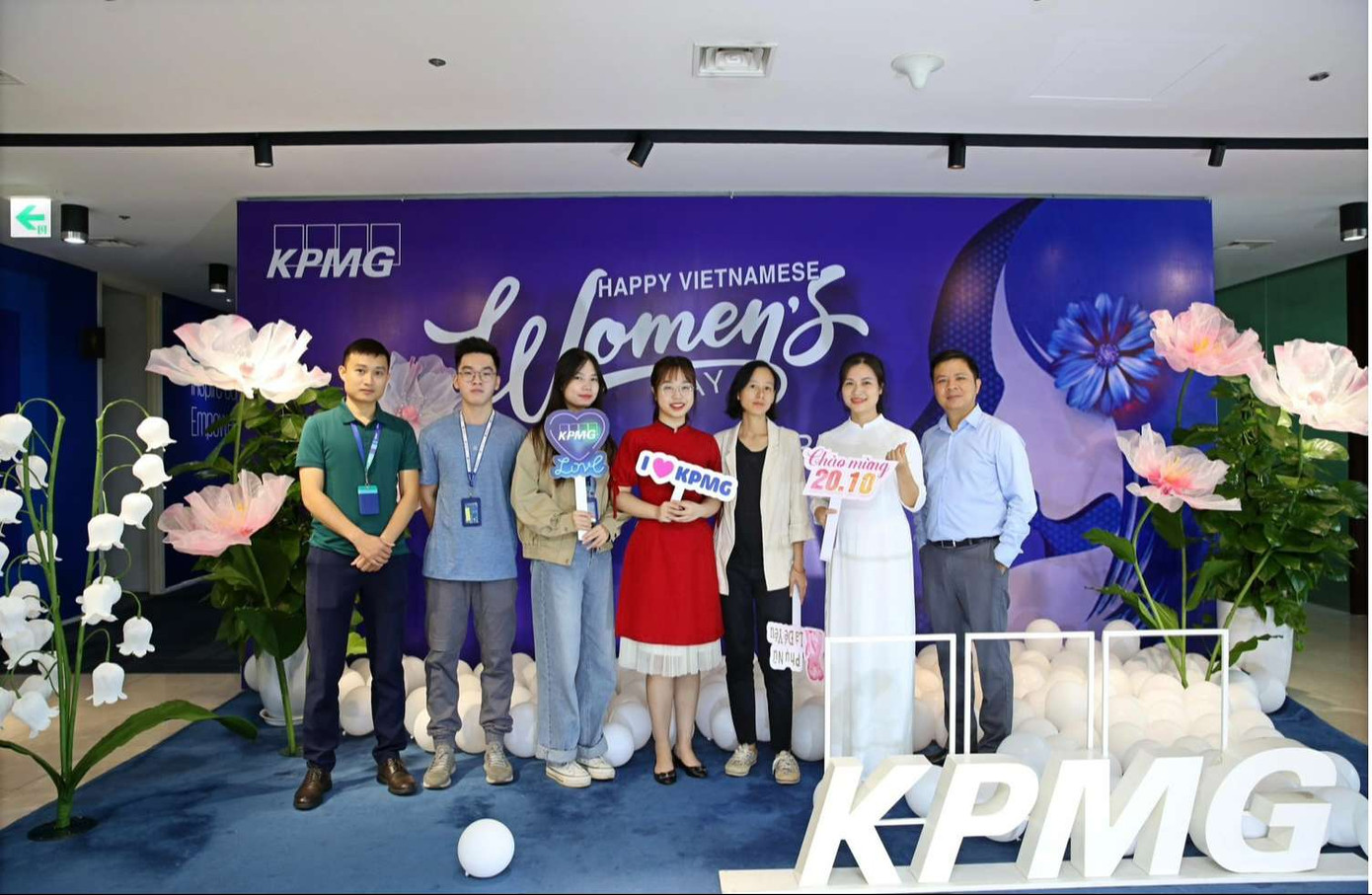 Thái Huy cùng các anh, chị tại KPMG.