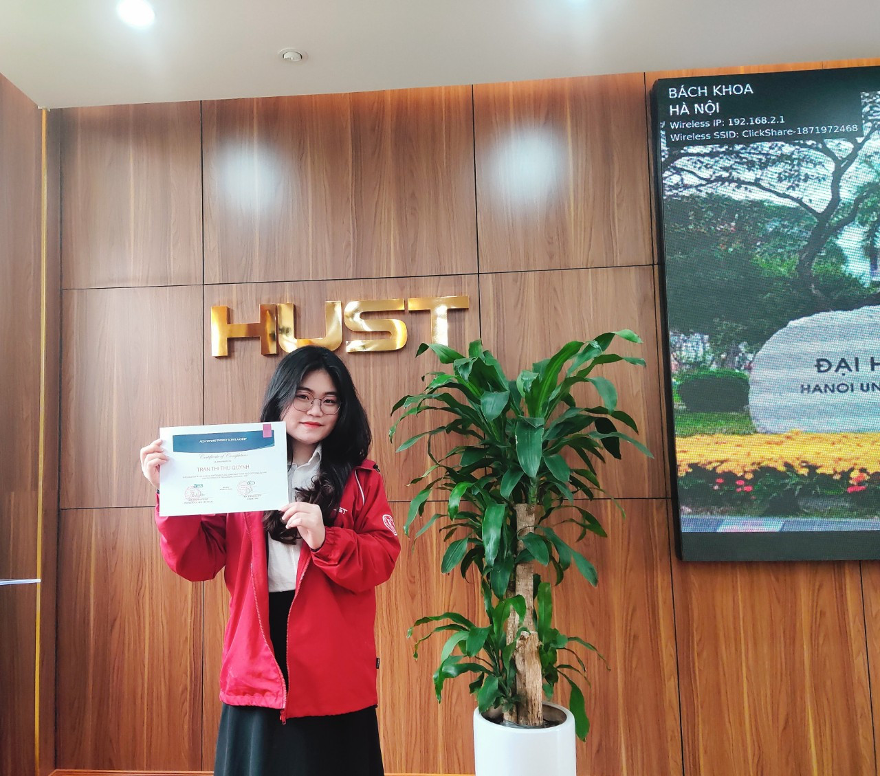 Thu Quỳnh nhận Học bổng Năng lượng tương lai năm học 2021-2022.