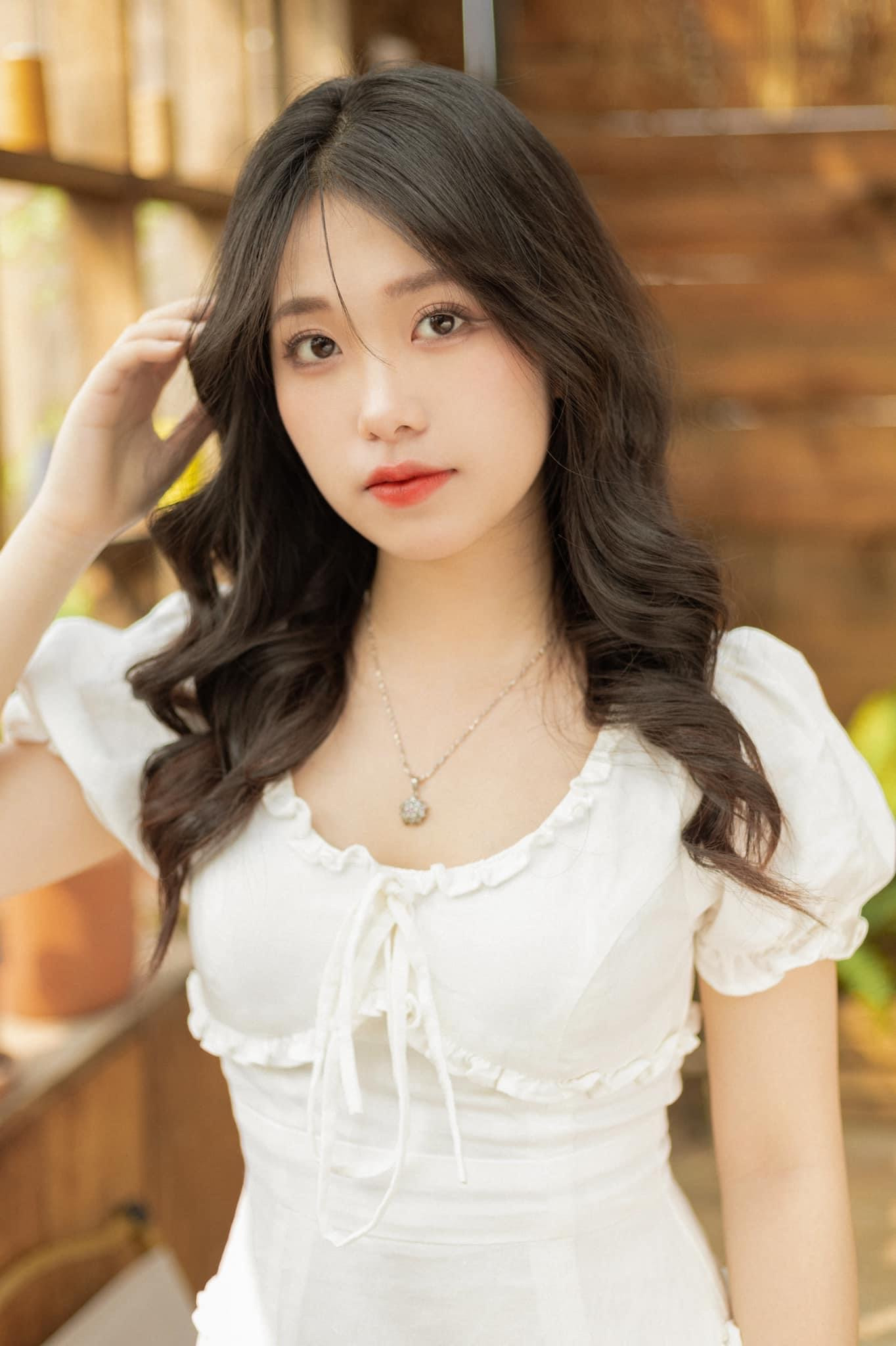 Nguyễn Thị Thanh Hiền là sinh viên năm 2, khoa Quản trị Kinh doanh Quốc tế CLC, Trường Đại học Kinh tế Quốc dân.