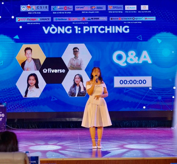 Nguyễn Hồng Anh là sinh viên năm 2, chuyên ngành Kiểm toán, Trường Đại học Kinh tế Quốc dân.