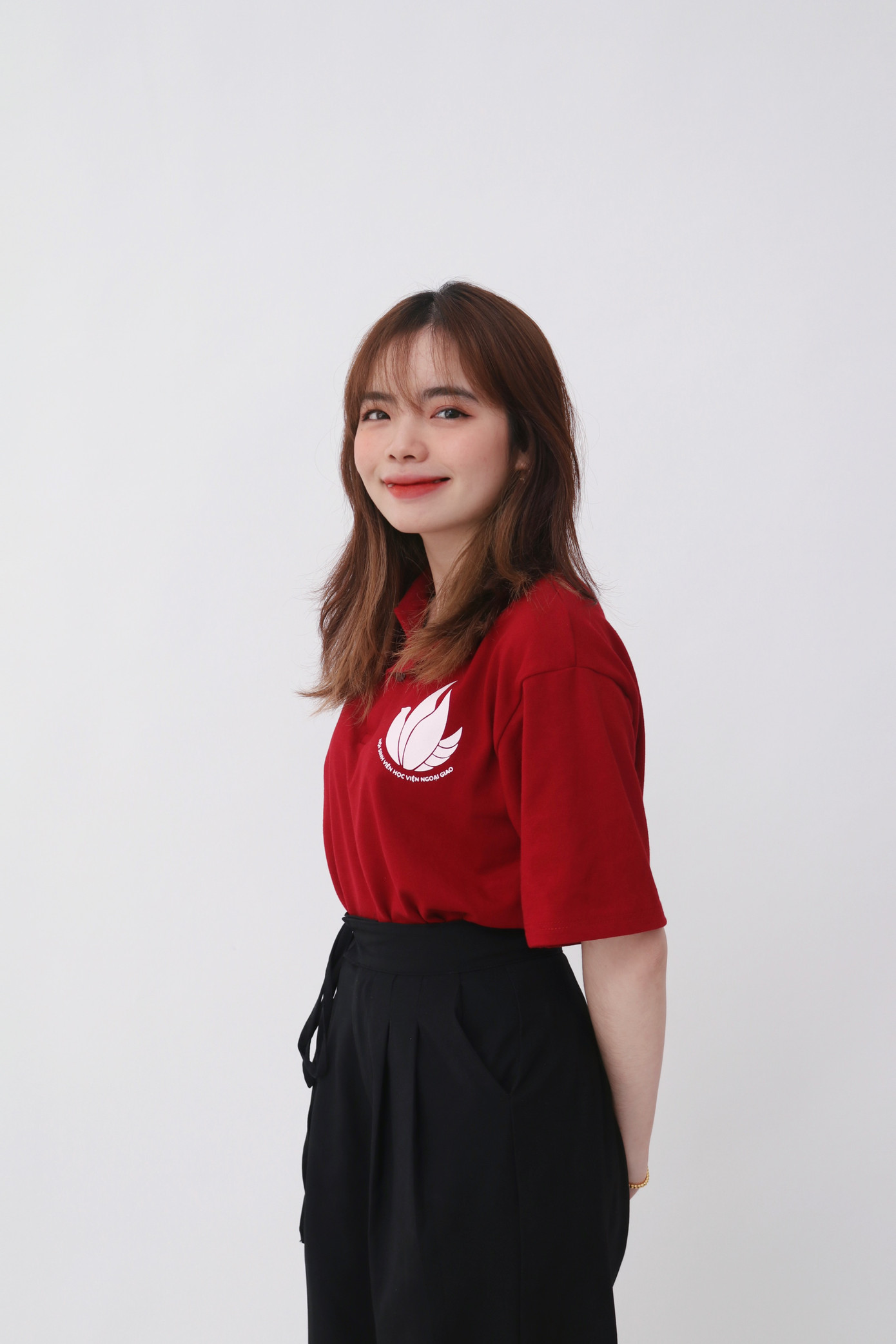 Đinh Thị Mỹ Oanh là sinh viên năm 3 ngành Quan hệ quốc tế, Khoa Chính trị Quốc tế và Ngoại giao, Học viện Ngoại giao. Đinh Thị Mỹ Oanh là sinh viên năm 3 ngành Quan hệ quốc tế, Khoa Chính trị Quốc tế và Ngoại giao, Học viện Ngoại giao.