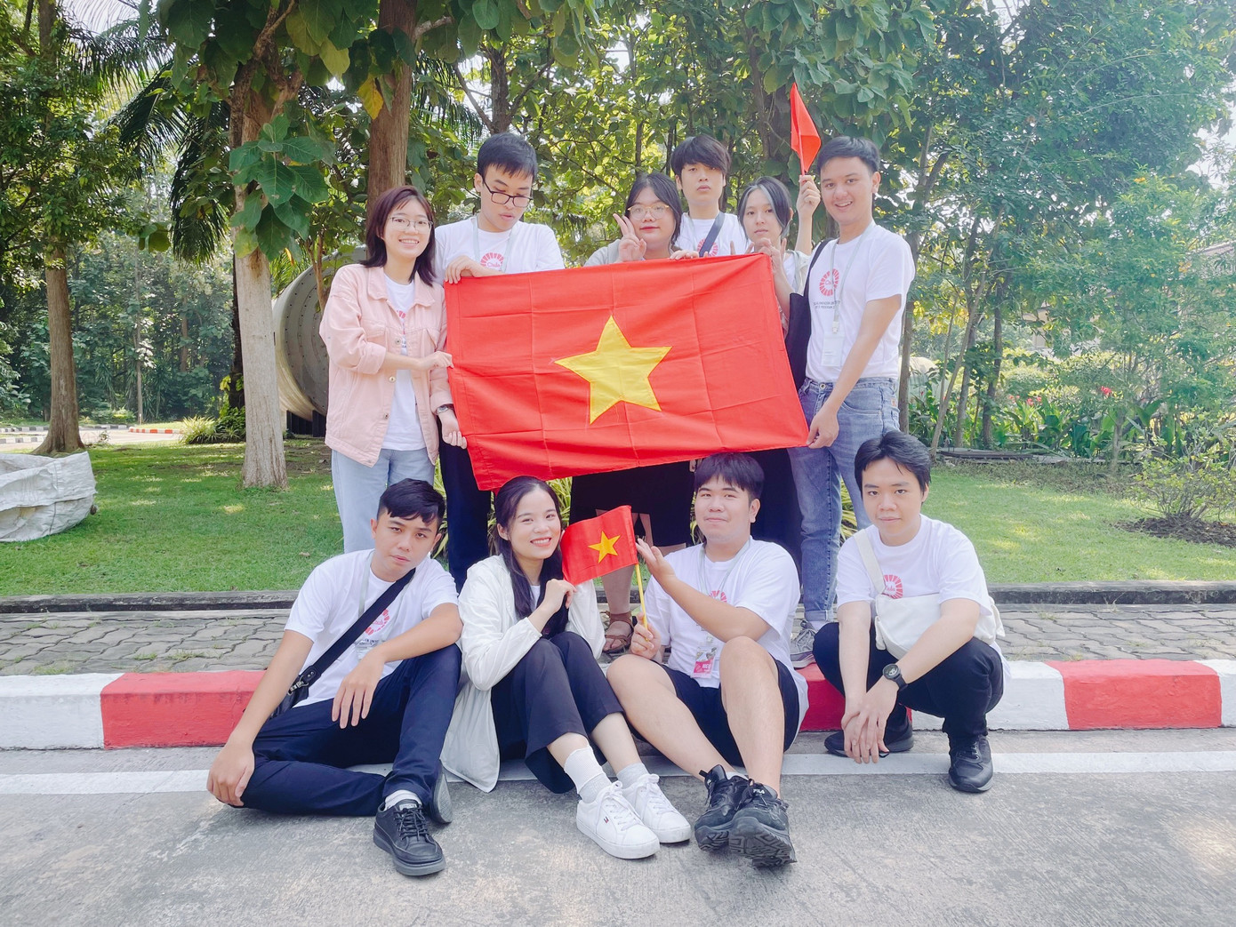 Thu Hằng cùng các đại diện Việt Nam tại Trường Đại học Chulalongkorn (Thái Lan) trong khuôn khổ cuộc thi “Ý tưởng sáng tạo vì phát triển bền vững 2022”. Thu Hằng cùng các đại diện Việt Nam tại Trường Đại học Chulalongkorn (Thái Lan) trong khuôn khổ cuộc thi “Ý tưởng sáng tạo vì phát triển bền vững 2022”.