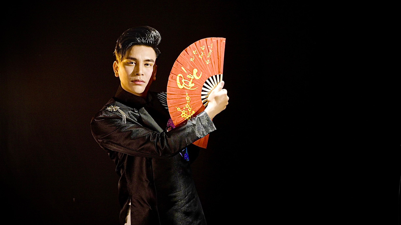 Vũ Quang Thiện quê Hải Dương, đang là sinh viên Học Viện Âm Nhạc Quốc Gia Việt Nam đồng thời cũng đang làm việc tại Đoàn Ca Múa Nhạc của Nhà hát Tuổi Trẻ Việt Nam.