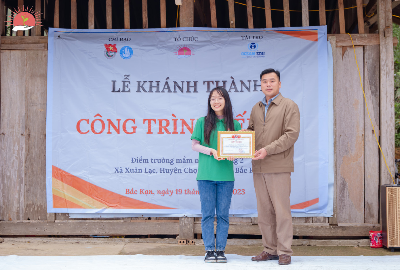 Phương Lan đại diện Đội nhận bằng khen từ Huyện Đoàn Chợ Đồn, tỉnh Bắc Kạn.