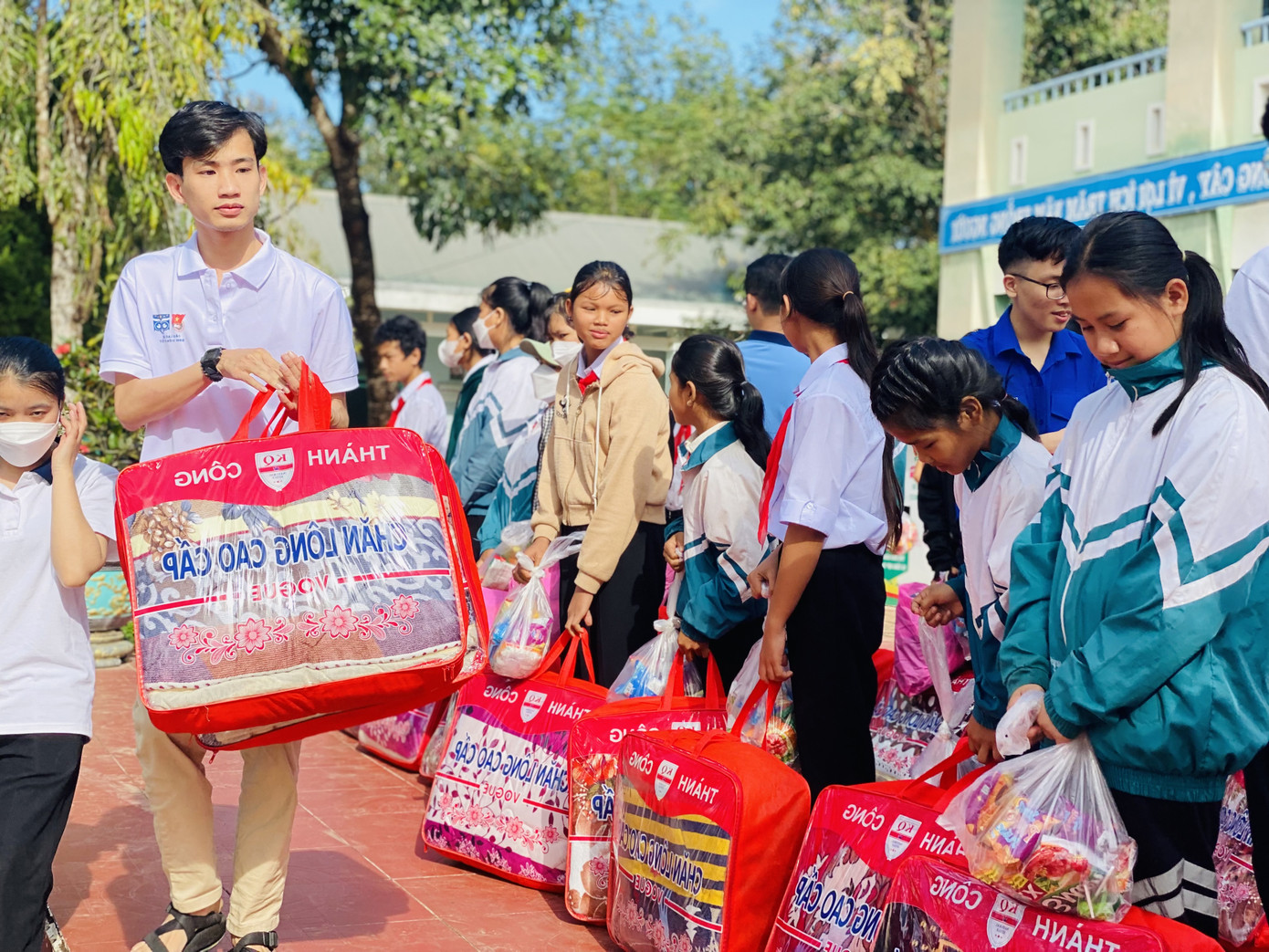 Anh luôn tích cực tham gia hoạt động tình nguyện.