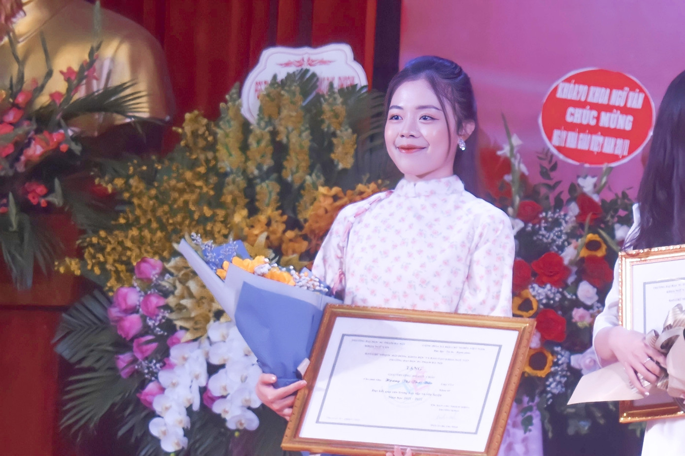 Thái Bảo đạt Giải thưởng Đỗ Hữu Châu dành cho sinh viên có điểm học tập và điểm rèn luyện cao nhất khóa Khoa Ngữ văn năm 2021 - 2022.