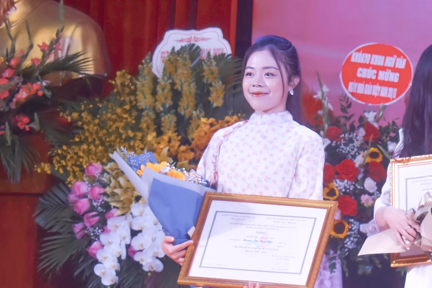 Thái Bảo đạt Giải thưởng Đỗ Hữu Châu dành cho sinh viên có điểm học tập và điểm rèn luyện cao nhất khóa Khoa Ngữ văn năm 2021 - 2022. Thái Bảo đạt Giải thưởng Đỗ Hữu Châu dành cho sinh viên có điểm học tập và điểm rèn luyện cao nhất khóa Khoa Ngữ văn năm 2021 - 2022.