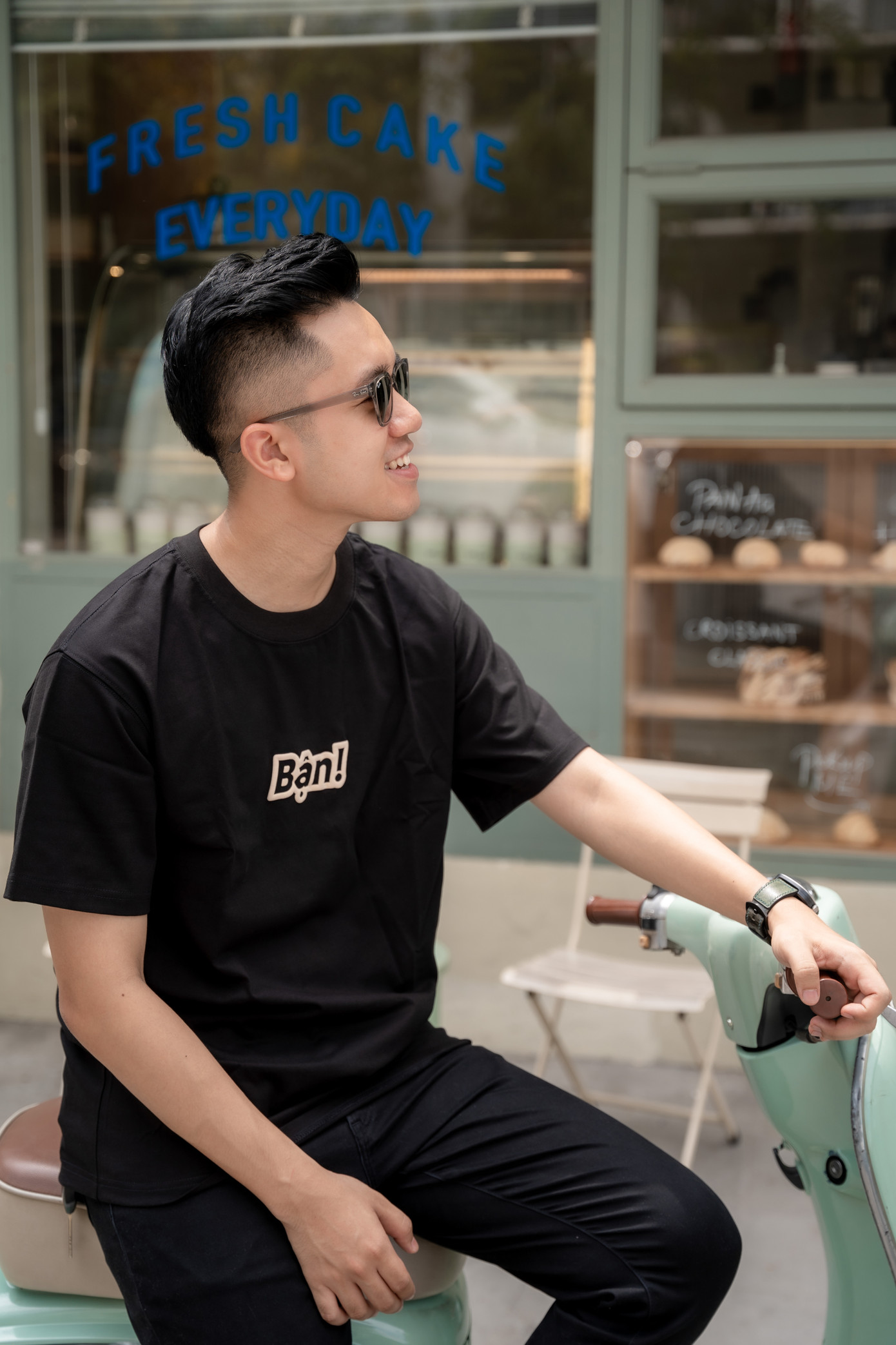 Phúc Thành sở hữu những video hàng chục triệu lượt xem, gây ấn tượng với những kịch bản có "1-0-2", khiến người nghe "trầm trồ" bằng sự đa nghĩa của ngôn từ. Phúc Thành sở hữu những video hàng chục triệu lượt xem, gây ấn tượng với những kịch bản có "1-0-2", khiến người nghe "trầm trồ" bằng sự đa nghĩa của ngôn từ.