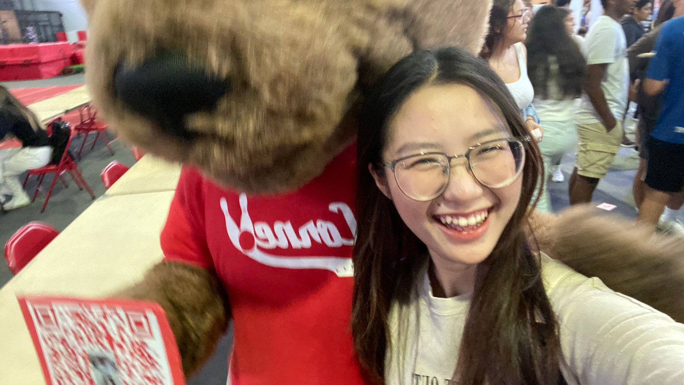 Thu Hà chụp ảnh cùng Big Red Bear - Mascot của Cornell.