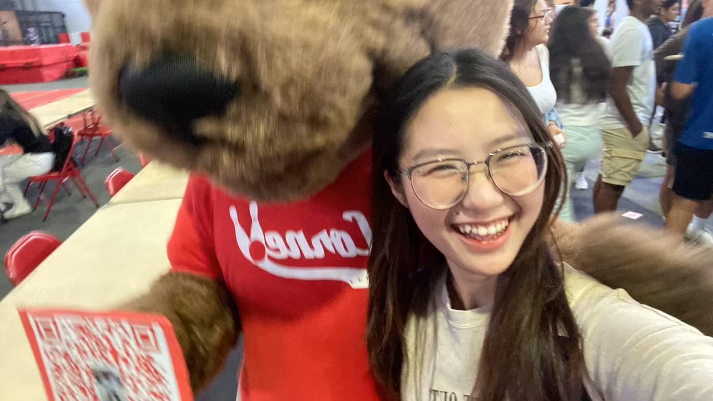 Thu Hà chụp ảnh cùng Big Red Bear - Mascot của Cornell. Thu Hà chụp ảnh cùng Big Red Bear - Mascot của Cornell.