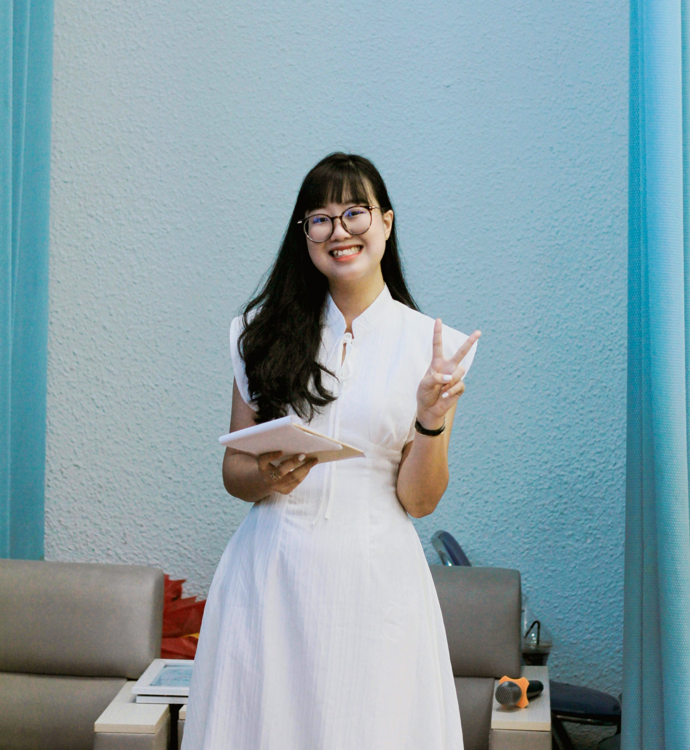Cô là MC chương trình Tọa đàm GenZ cùng sách.