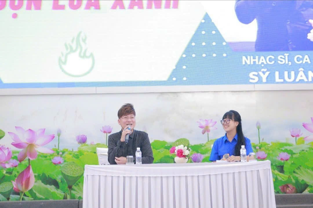 Kim Nhung là MC chương trình Cháy mãi ngọn lửa xanh - Giao lưu với nghệ sĩ Sỹ Luân.