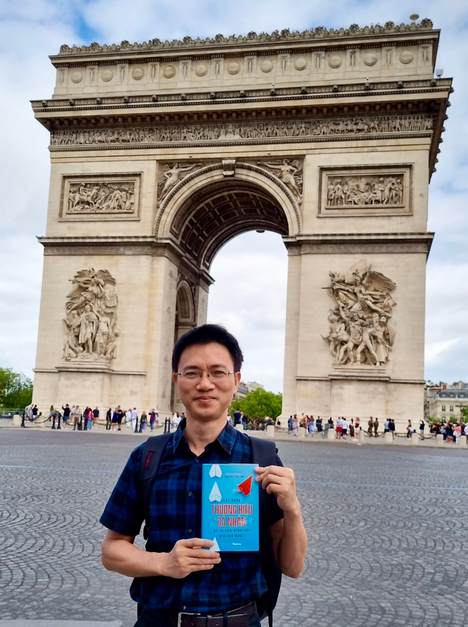 Nhà báo Nguyễn Tuấn Anh - tác giả cuốn sách "Xây dựng thương hiệu cá nhân để tự bán mình với giá cao nhất" chụp ảnh tại Khải Hoàn Môn (Paris, Pháp). Nhà báo Nguyễn Tuấn Anh - tác giả cuốn sách "Xây dựng thương hiệu cá nhân để tự bán mình với giá cao nhất" chụp ảnh tại Khải Hoàn Môn (Paris, Pháp).