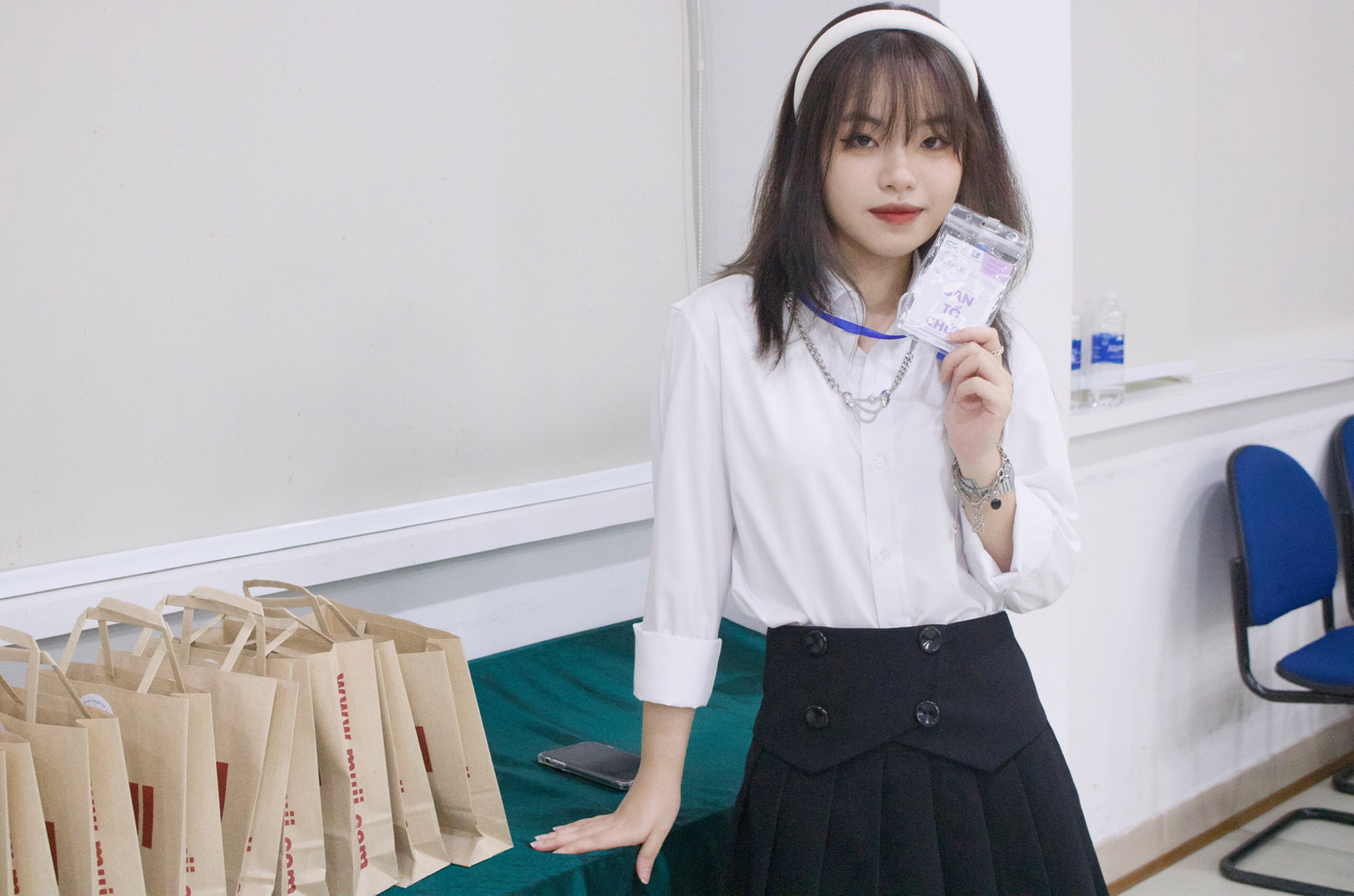 Hồng Ngọc từ một người chân ướt chân ráo học trái ngành mình yêu thích đến “một đóa hoa của đá” luôn đạt được những thành tích tốt trong học tập với 2 năm liên tiếp đạt học bổng của trường.