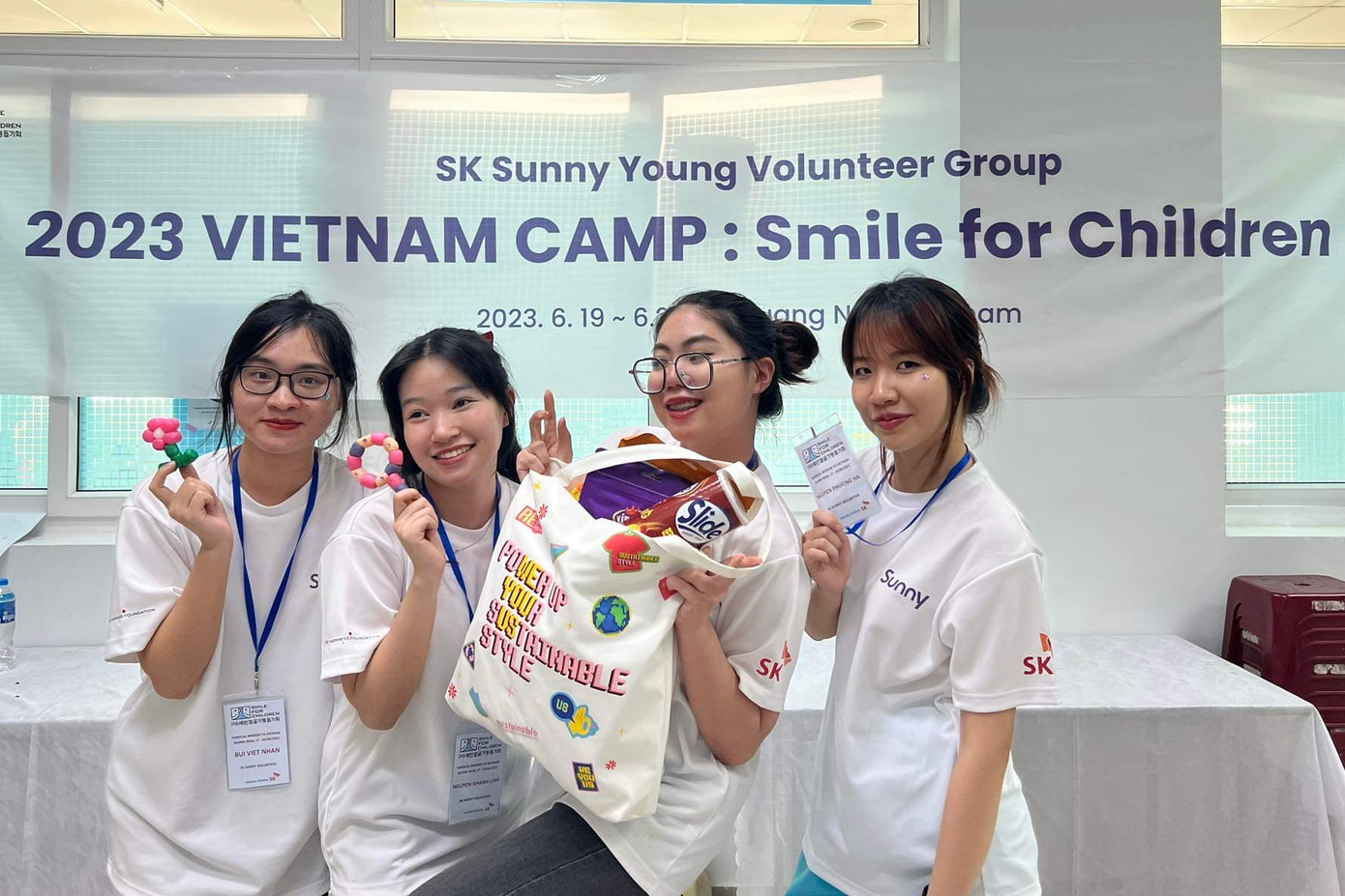 Phương Hà (ngoài cùng bên phải) khi là tình nguyện viên chương trình The Operation Smile tại Quảng Ngãi, tháng 6/2023. Phương Hà (ngoài cùng bên phải) khi là tình nguyện viên chương trình The Operation Smile tại Quảng Ngãi, tháng 6/2023.