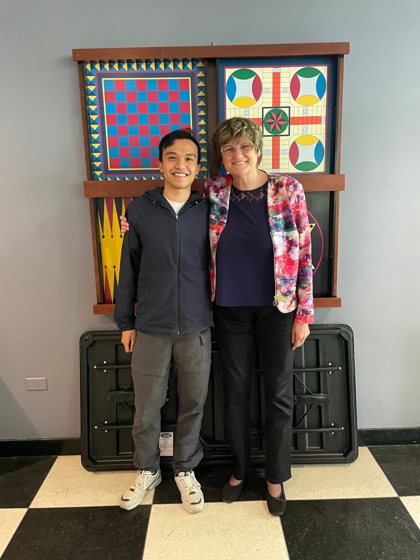 Hiếu chụp hình cùng nhà khoa học Katalin Kariko, một trong những người tiên phong với công nghệ mRNA (công nghệ được Pfizer/BioNTech và Moderna sử dụng để sản xuất vaccine phòng COVID-19) trong lần thực tập tại Đại học Rockefeller (New York).