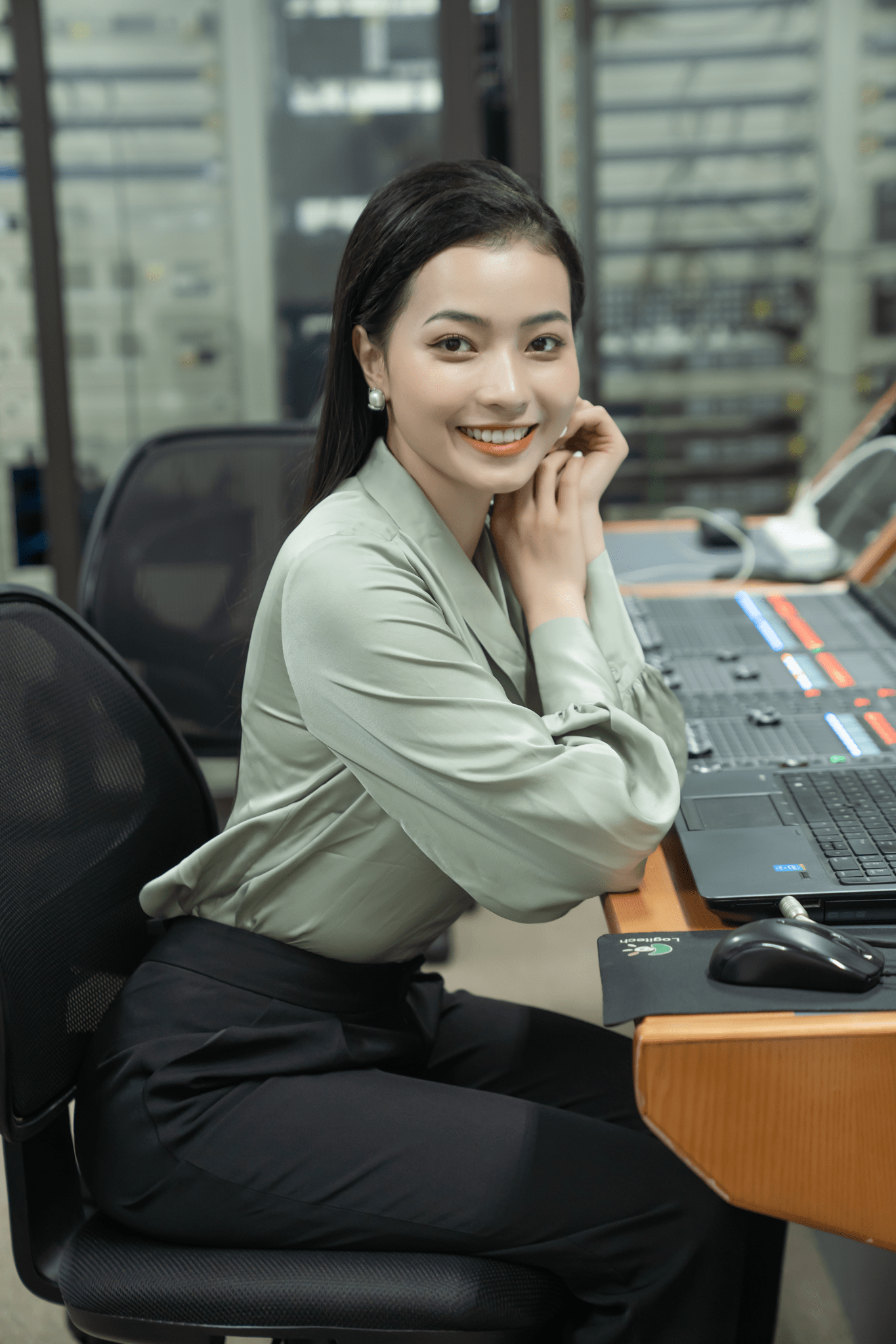 Công việc nhà đài trở nên bận rộn hơn vào dịp cuối năm. Công việc nhà đài trở nên bận rộn hơn vào dịp cuối năm.