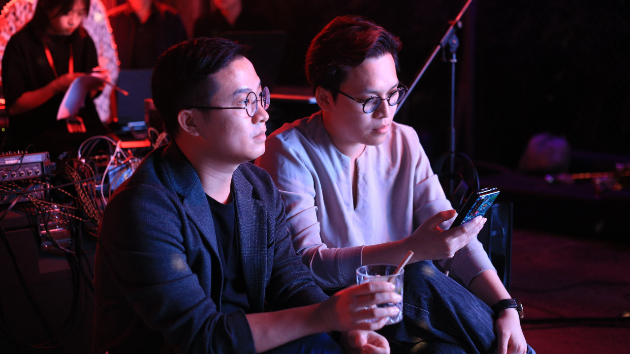 ThS. Nguyễn Quang Trường (trái) cùng giám khảo chấm thi kiêm nhà tài trợ chính của chương trình.