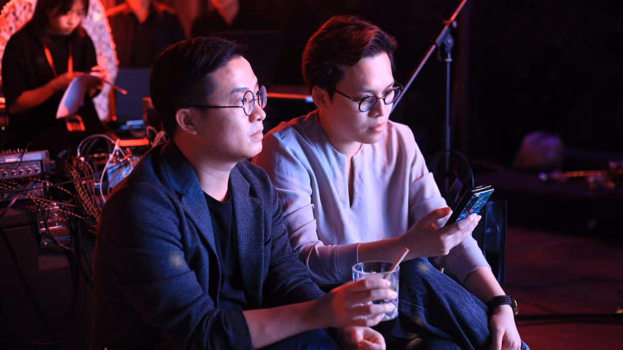 ThS. Nguyễn Quang Trường (trái) cùng giám khảo chấm thi kiêm nhà tài trợ chính của chương trình. ThS. Nguyễn Quang Trường (trái) cùng giám khảo chấm thi kiêm nhà tài trợ chính của chương trình.