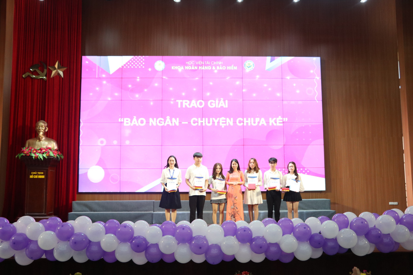 Văn Diễm tích cực tham gia các cuộc thi.