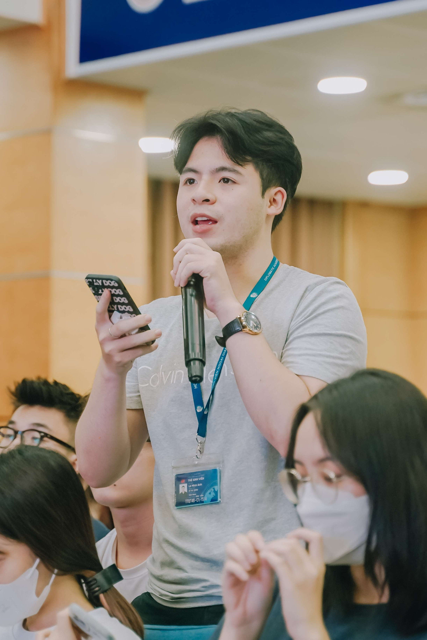 Một bạn sinh viên đặt câu hỏi về việc xây dựng thương hiệu cá nhân có phải là việc tạo ra vỏ bọc đẹp và làm sao để xây dựng thương hiệu cá nhân bền vững khi việc sụp đổ thương hiệu thường để lại hậu quả lớn.