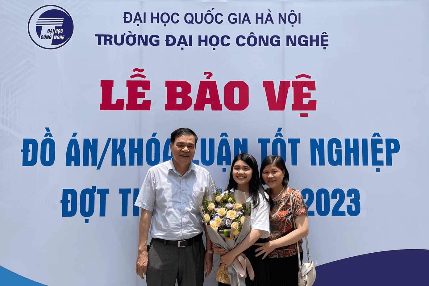 Ngân Hà cùng bố mẹ tại buổi bảo vệ khóa luận. Ngân Hà cùng bố mẹ tại buổi bảo vệ khóa luận.
